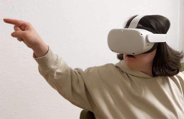 Julia-usando-teclado-virtua Proyecto Realidad Virtual