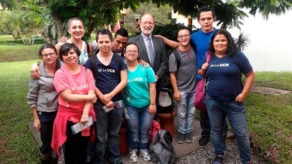 Estudiante-de-PROIN-en-una-actividad-publica.jpg